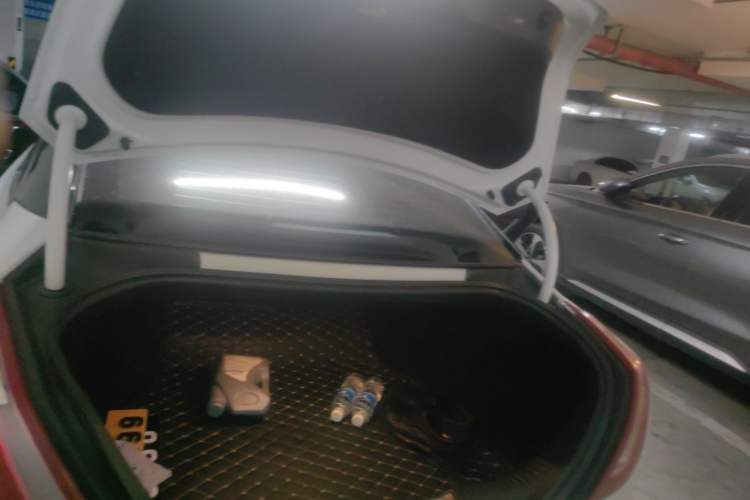 Used Jaguar XJ 2014 XJL 3.0 SC Two-Wheel-Drive Panoramic Business Edition Trunk