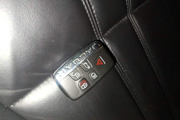 Used Jaguar XJ 2014 XJL 3.0 SC Two-Wheel-Drive Panoramic Business Edition Vehicle Key