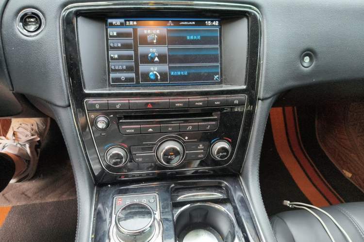 Used Jaguar XJ 2015 XJL 3.0 SC Two-Wheel-Drive Panoramic Business Edition Audio And AC Panel