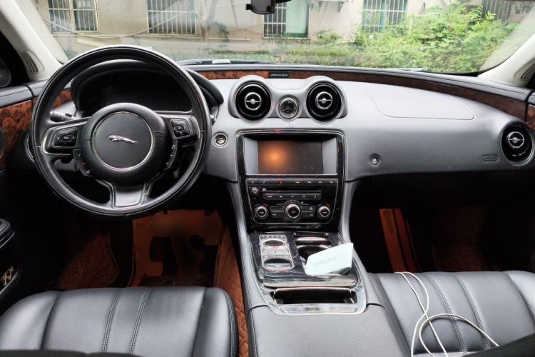 Used Jaguar XJ 2015 XJL 3.0 SC Two-Wheel-Drive Panoramic Business Edition Center Console