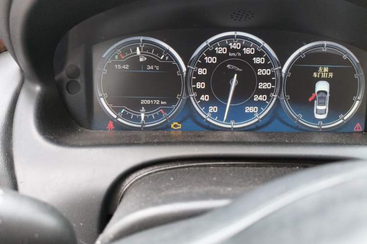 Used Jaguar XJ 2015 XJL 3.0 SC Two-Wheel-Drive Panoramic Business Edition Odometer Close Up