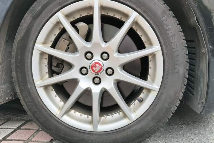 Used Jaguar XJ 2015 XJL 3.0 SC Two-Wheel-Drive Panoramic Business Edition Right Front Wheel Hub