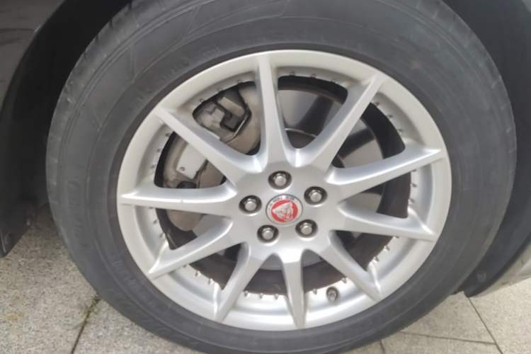 Used Jaguar XJ 2015 XJL 2.0T Elegance Business 80th Anniversary Limited Edition Right Front Wheel Hub