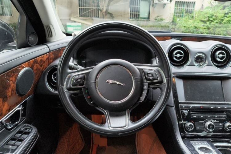 Used Jaguar XJ 2015 XJL 3.0 SC Two-Wheel-Drive Panoramic Business Edition Steering Wheel