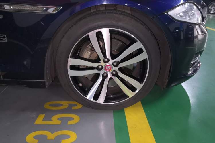 Used Jaguar XJ 2015 XJL 3.0 SC Two-Wheel-Drive Cambridge Limited Edition Right Front Wheel Hub