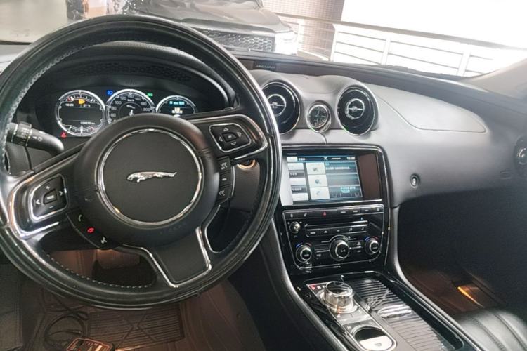 Used Jaguar XJ 2015 XJL 2.0T Two-Wheel-Drive Elegant Business Edition Center Console