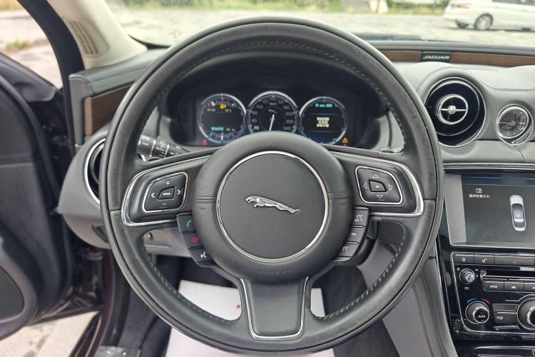Used Jaguar XJ 2015 XJL 3.0 SC Two-Wheel-Drive Panoramic Business Edition Interior 10