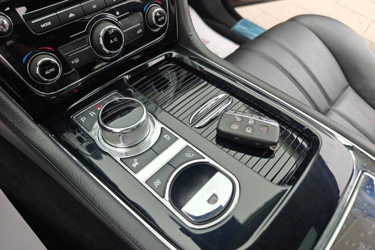 Used Jaguar XJ 2015 XJL 3.0 SC Two-Wheel-Drive Panoramic Business Edition Interior 11