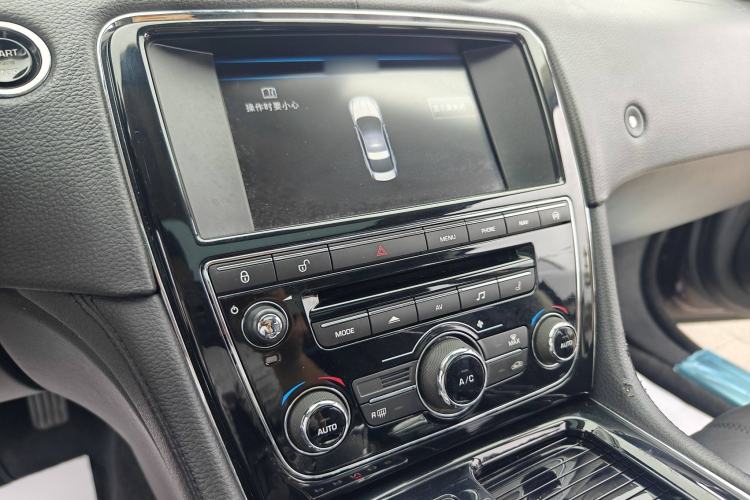 Used Jaguar XJ 2015 XJL 3.0 SC Two-Wheel-Drive Panoramic Business Edition Interior 12