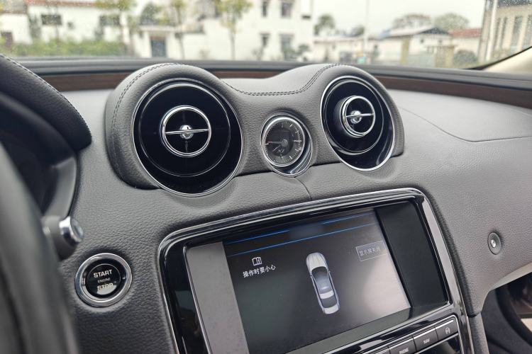 Used Jaguar XJ 2015 XJL 3.0 SC Two-Wheel-Drive Panoramic Business Edition Interior 13