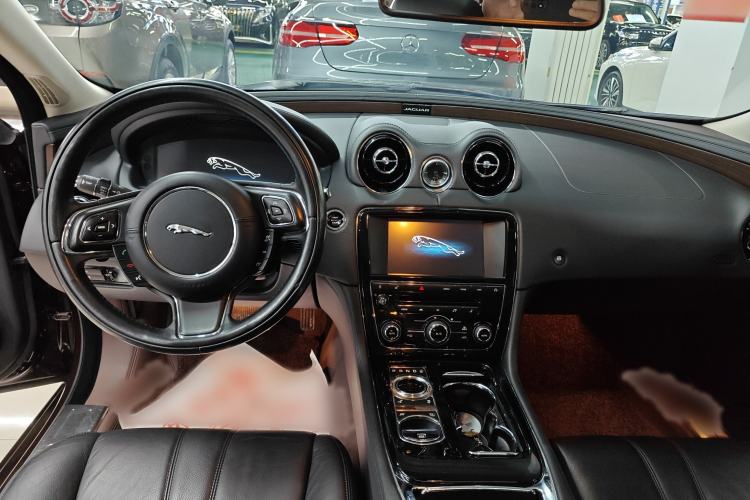 Used Jaguar XJ 2015 XJL 2.0T Two-Wheel-Drive Elegant Business Edition Interior 3