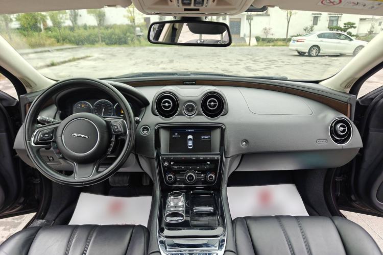 Used Jaguar XJ 2015 XJL 3.0 SC Two-Wheel-Drive Panoramic Business Edition Interior 5