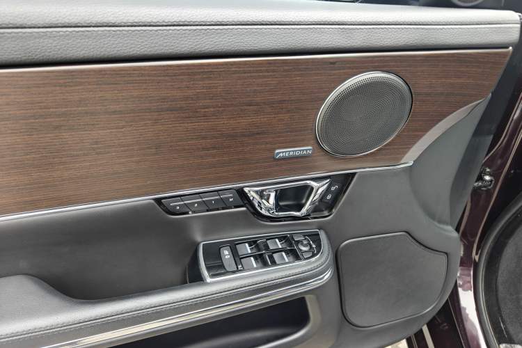 Used Jaguar XJ 2015 XJL 3.0 SC Two-Wheel-Drive Panoramic Business Edition Interior 6