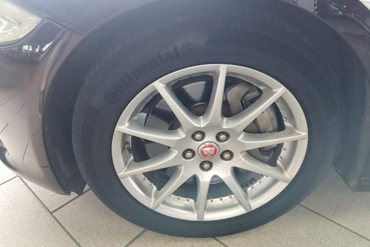 Used Jaguar XJ 2015 XJL 2.0T Two-Wheel-Drive Elegant Business Edition Left Front Wheel Hub