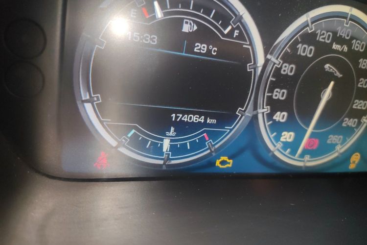 Used Jaguar XJ 2015 XJL 3.0 SC Four-Wheel Drive Panoramic Business Edition Odometer Close Up