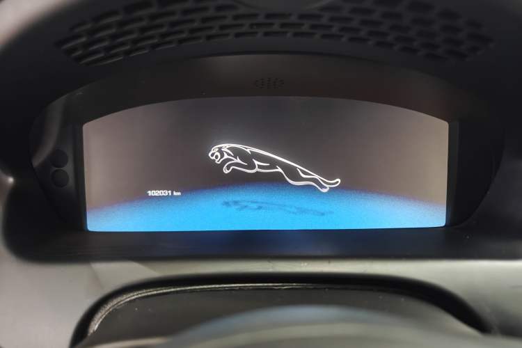 Used Jaguar XJ 2015 XJL 3.0 SC Two-Wheel-Drive Panoramic Business Edition Odometer Close Up
