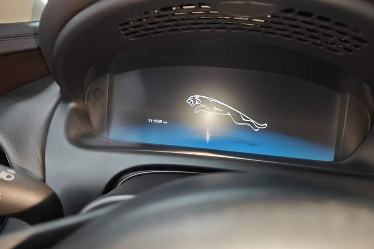 Used Jaguar XJ 2015 XJL 2.0T Two-Wheel-Drive Elegant Business Edition Odometer Close Up