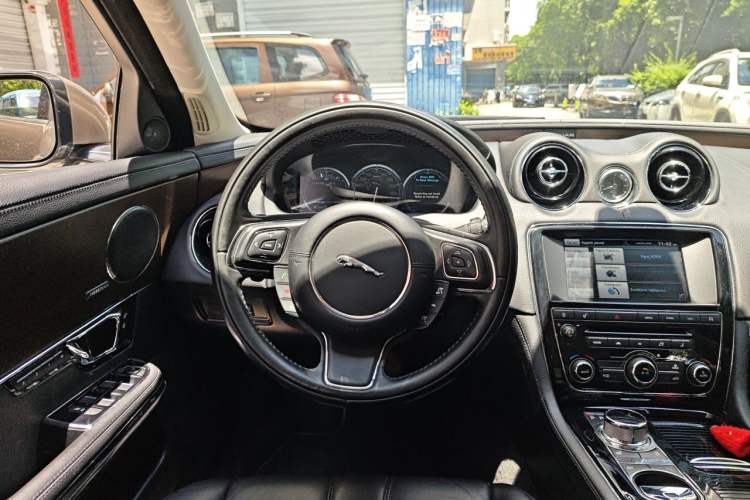 Used Jaguar XJ 2015 XJL 2.0T Elegance Business 80th Anniversary Limited Edition Steering Wheel