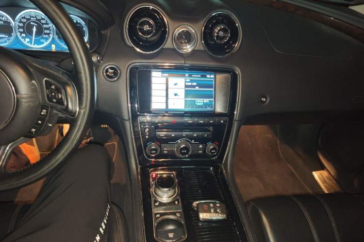 Used Jaguar XJ 2015 XJL 3.0 SC Four-Wheel Drive Panoramic Business Edition Audio And AC Panel