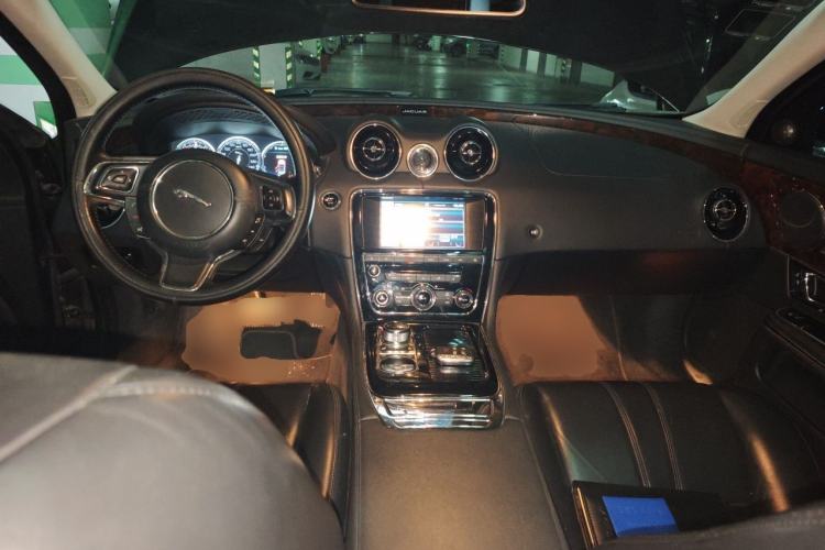 Used Jaguar XJ 2015 XJL 3.0 SC Four-Wheel Drive Panoramic Business Edition Center Console