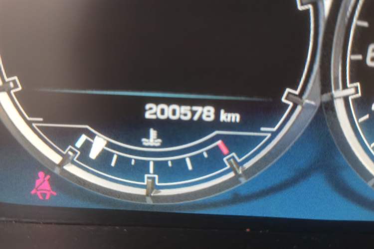 Used Jaguar XJ 2015 XJL 2.0T Two-Wheel-Drive Elegant Business Edition Odometer Close Up