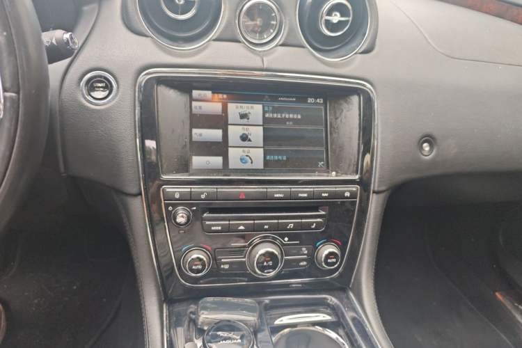 Used Jaguar XJ 2015 XJL 3.0 SC Four-Wheel Drive Panoramic Business Edition Audio And AC Panel