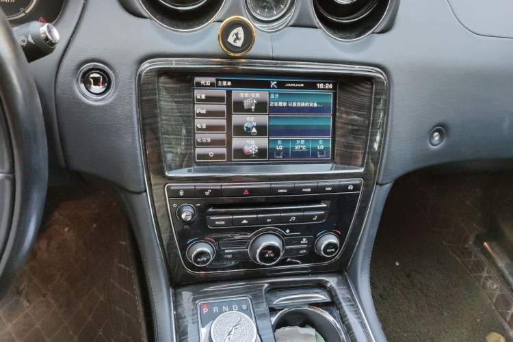 Used Jaguar XJ 2015 XJL 3.0 SC Four-Wheel Drive Panoramic Business Edition Audio And AC Panel