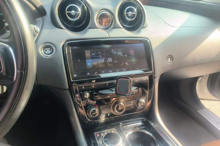 Used Jaguar XJ 2015 XJL 3.0 SC Two-Wheel-Drive Panoramic Business Edition Audio And AC Panel