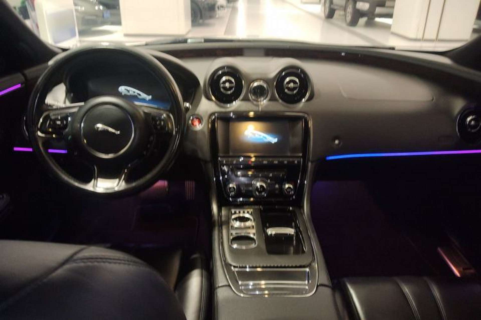 Used Jaguar XJ 2015 XJL 3.0 SC Two-Wheel-Drive Panoramic Business Edition Center Console