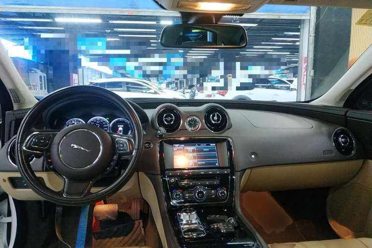 Used Jaguar XJ 2015 XJL 2.0T Two-Wheel Drive Panoramic Business Edition Center Console