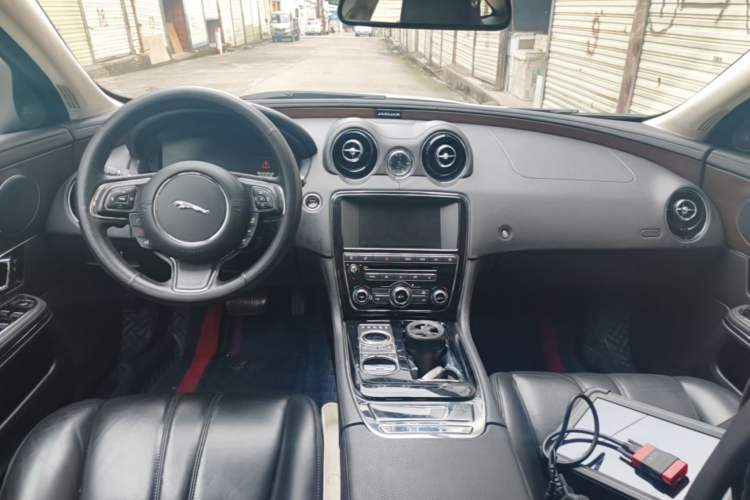 Used Jaguar XJ 2015 XJL 2.0T Elegance Business 80th Anniversary Limited Edition Center Console