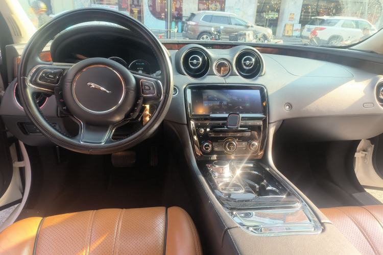 Used Jaguar XJ 2015 XJL 3.0 SC Two-Wheel-Drive Panoramic Business Edition Center Console