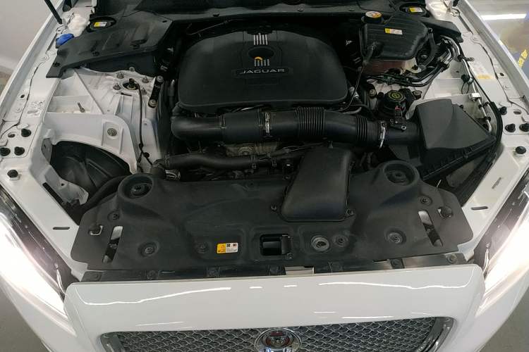 Used Jaguar XJ 2015 XJL 2.0T Two-Wheel Drive Panoramic Business Edition Engine Bay