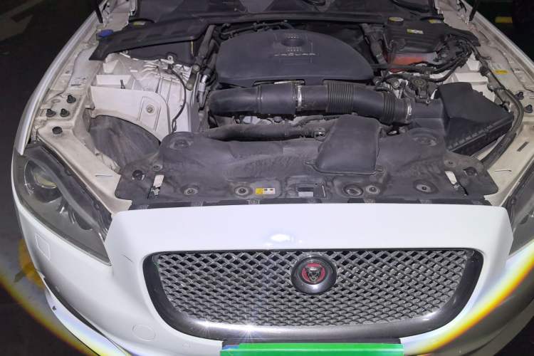 Used Jaguar XJ 2015 XJL 2.0T Two-Wheel-Drive Elegant Business Edition Engine Bay Right