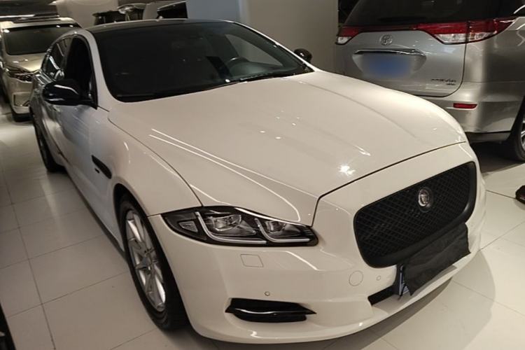 Used Jaguar XJ 2015 XJL 3.0 SC Two-Wheel-Drive Panoramic Business Edition Front Right 45 Deg