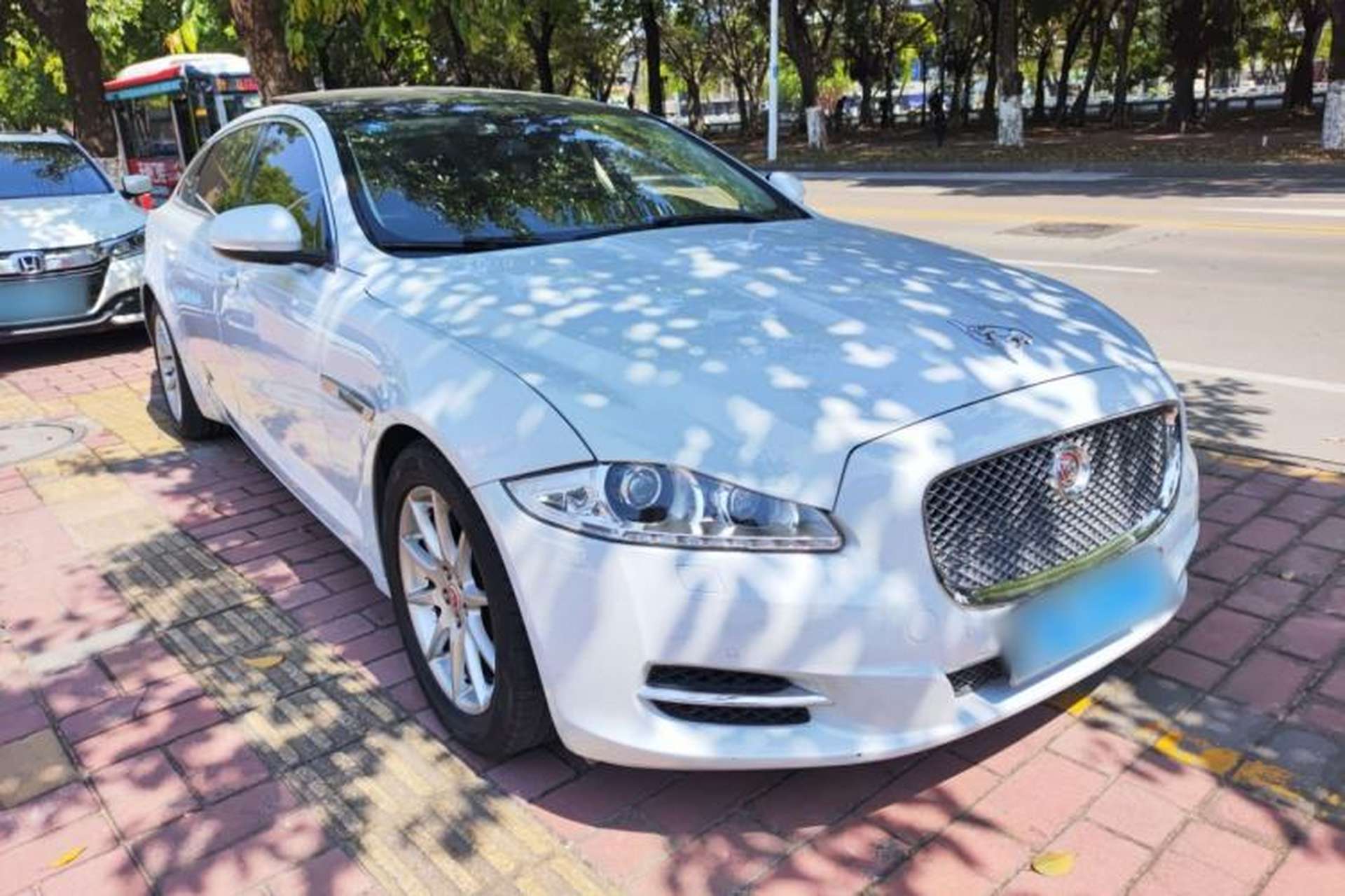 Used Jaguar XJ 2015 XJL 2.0T Elegance Business 80th Anniversary Limited Edition Front Right 45 Deg