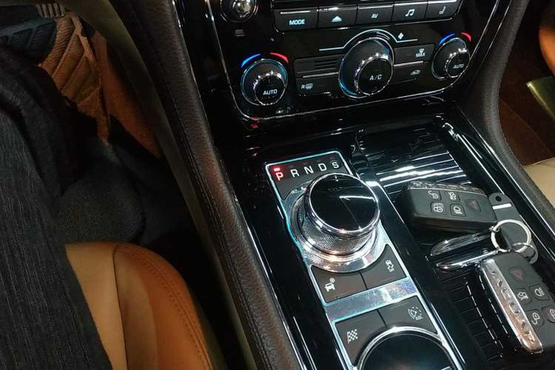 Used Jaguar XJ 2015 XJL 2.0T Two-Wheel Drive Panoramic Business Edition Gear Lever