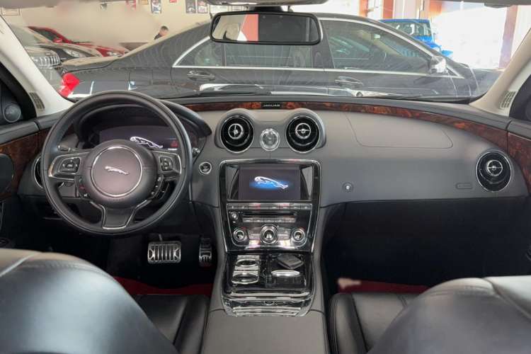 Used Jaguar XJ 2015 XJL 3.0 SC Four-Wheel Drive Panoramic Business Edition Interior 3
