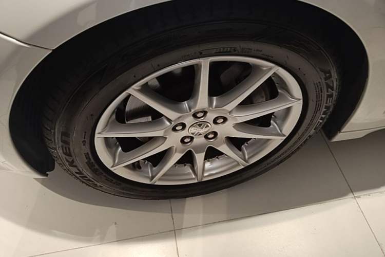 Used Jaguar XJ 2015 XJL 3.0 SC Two-Wheel-Drive Panoramic Business Edition Left Front Wheel Hub
