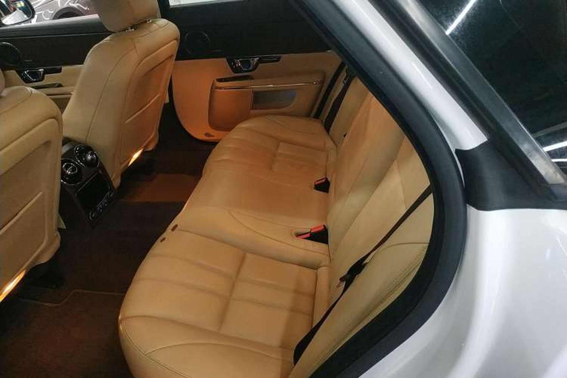 Used Jaguar XJ 2015 XJL 2.0T Two-Wheel Drive Panoramic Business Edition Left Rear Seat