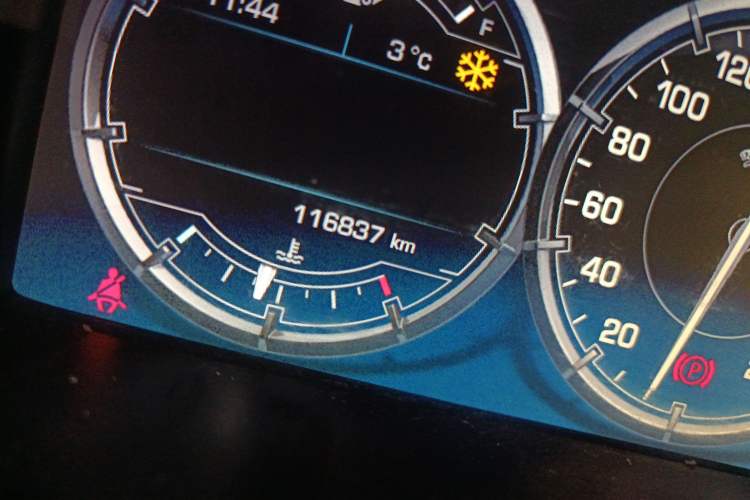 Used Jaguar XJ 2015 XJL 3.0 SC Four-Wheel Drive Panoramic Business Edition Odometer Close Up