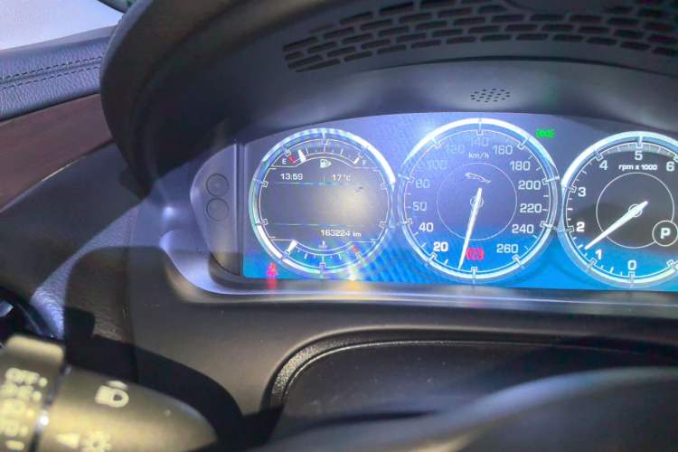 Used Jaguar XJ 2015 XJL 2.0T Two-Wheel-Drive Elegant Business Edition Odometer Close Up