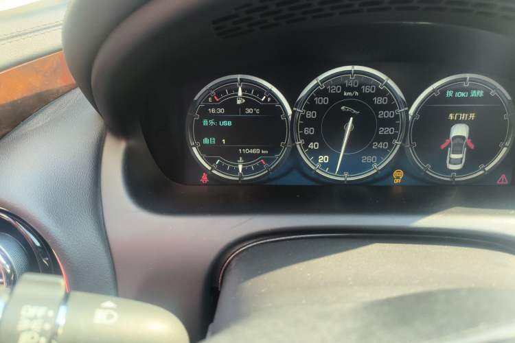 Used Jaguar XJ 2015 XJL 3.0 SC Two-Wheel-Drive Panoramic Business Edition Odometer Close Up
