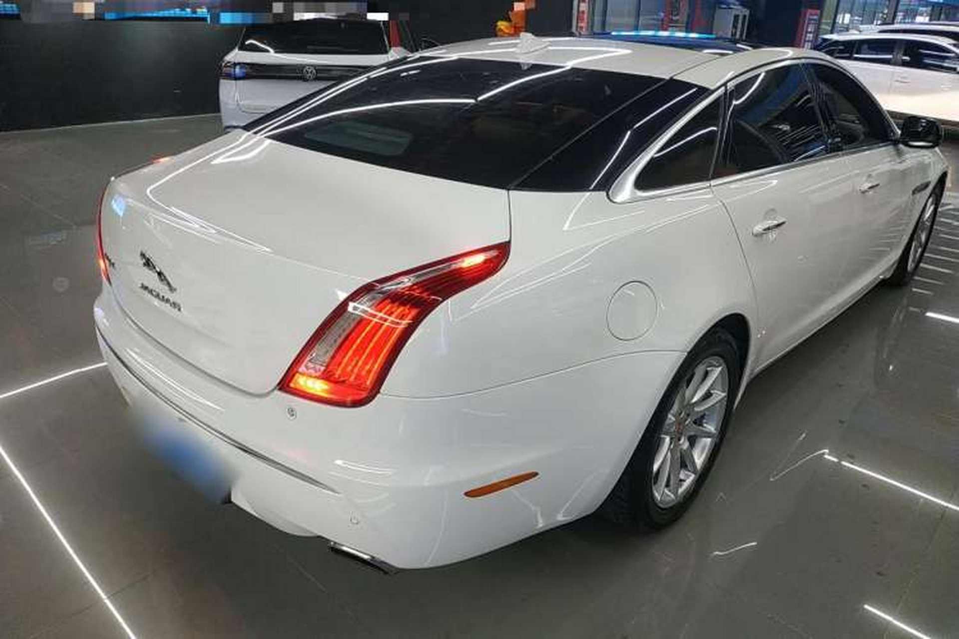 Used Jaguar XJ 2015 XJL 2.0T Two-Wheel Drive Panoramic Business Edition Rear Right 45 Deg