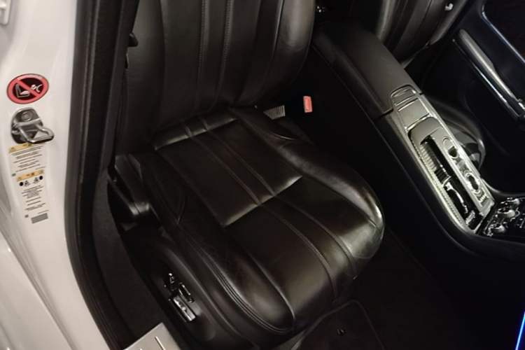 Used Jaguar XJ 2015 XJL 3.0 SC Two-Wheel-Drive Panoramic Business Edition Right Front Seat