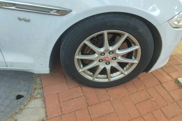 Used Jaguar XJ 2015 XJL 2.0T Two-Wheel-Drive Elegant Business Edition Right Front Wheel Hub