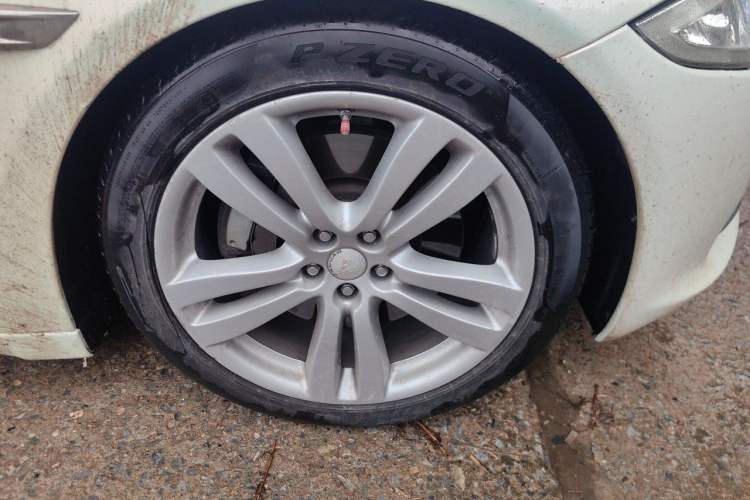 Used Jaguar XJ 2015 XJL 3.0 SC Four-Wheel Drive Panoramic Business Edition Right Front Wheel Hub