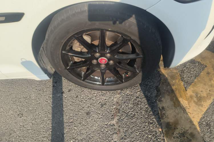 Used Jaguar XJ 2015 XJL 3.0 SC Two-Wheel-Drive Panoramic Business Edition Right Front Wheel Hub