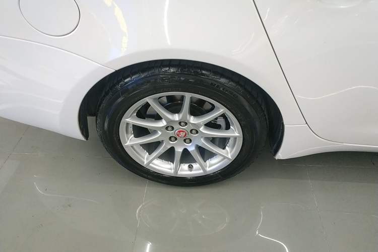 Used Jaguar XJ 2015 XJL 2.0T Two-Wheel Drive Panoramic Business Edition Right Rear Wheel Hub