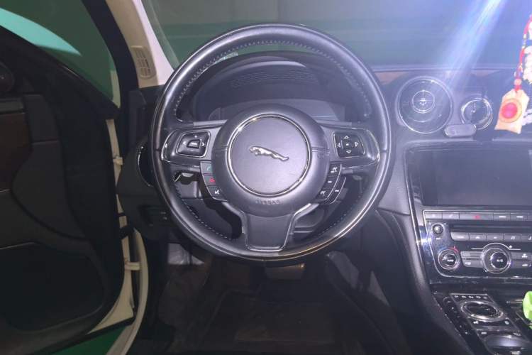 Used Jaguar XJ 2015 XJL 2.0T Two-Wheel-Drive Elegant Business Edition Steering Wheel